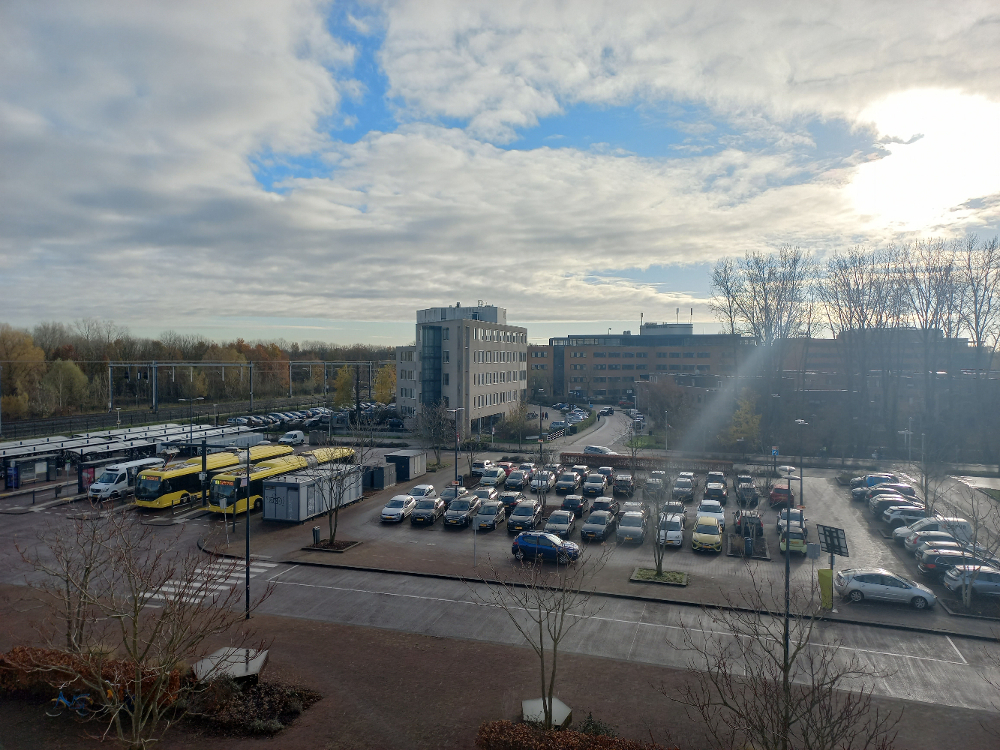 Gebouw Nieuwe Houtenseweg 12 en parkeerterrein van het station Lunetten